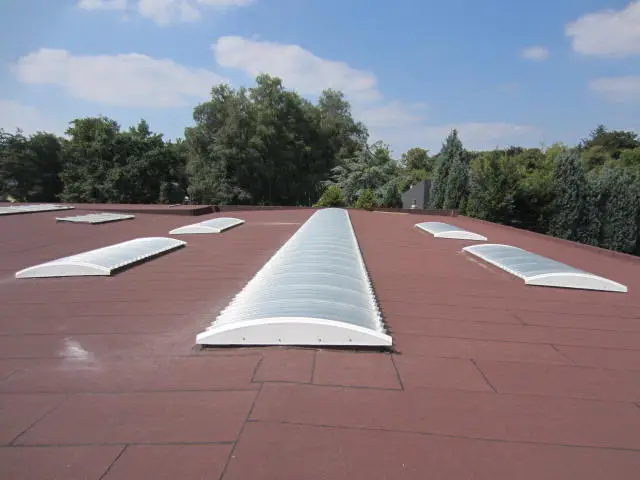 Plat-dak-met-lichtstraten